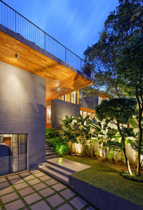 House of Inside and Outside, Tamara Wibowo Architects Tamara Wibowo Architects Tropical style houses Concrete