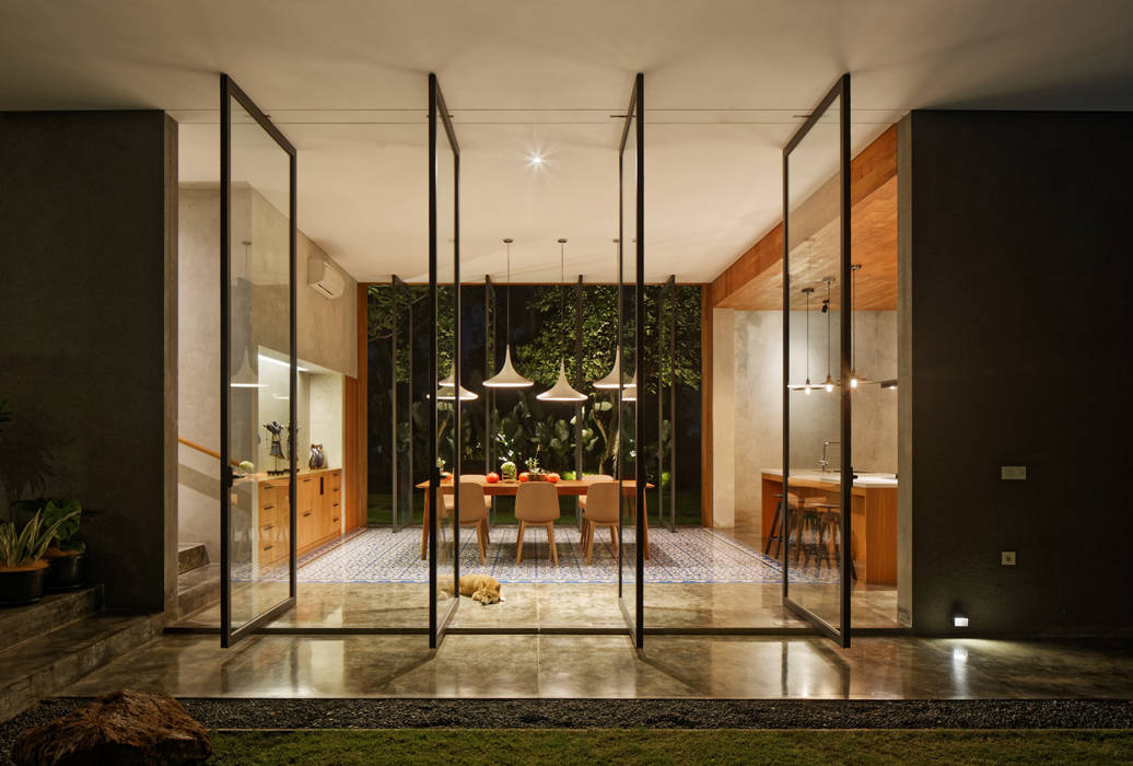 House of Inside and Outside, Tamara Wibowo Architects Tamara Wibowo Architects Tropical style dining room Concrete