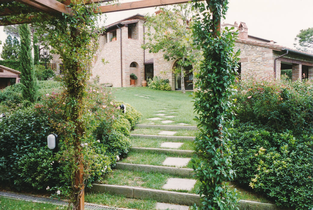 la pergola homify Giardino anteriore pergola,patio,giardino,jardin,paysajiste,garden design,garden,rustico,rustic,countryside