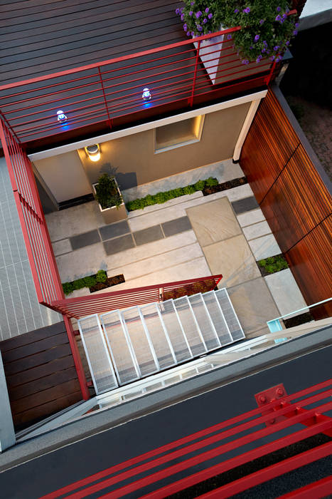 E Street, KUBE architecture KUBE architecture Modern balcony, veranda & terrace