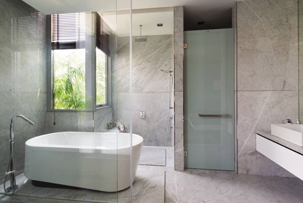 Phòng tắm – vệ sinh trong phòng ngủ chính. Công ty TNHH TK XD Song Phát Phòng tắm phong cách hiện đại Đồng / Đồng / Đồng thau