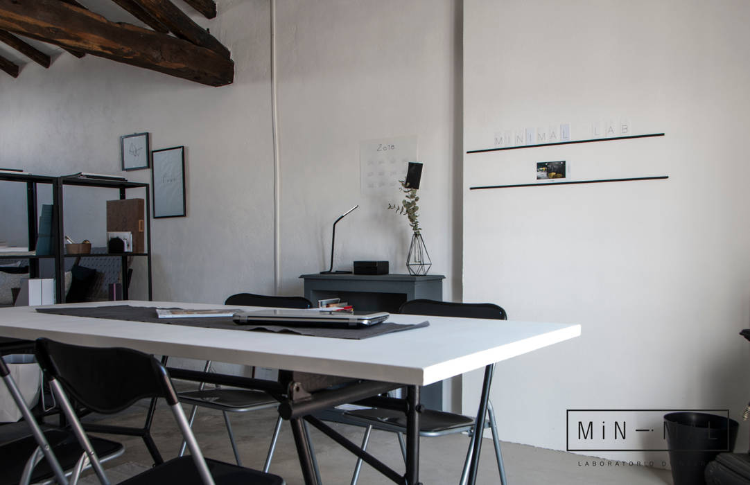 RELOOKING MAGAZZINO - Area operativa MINIMAL | Laboratorio d'Interni Studio in stile industriale studio,open space,travi in legno