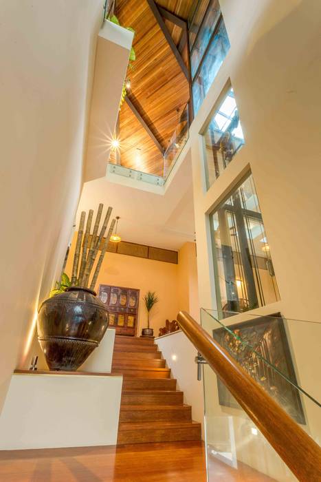 Falanchity House - Tropical House in Ukay Heights, MJ Kanny Architect MJ Kanny Architect Treppe