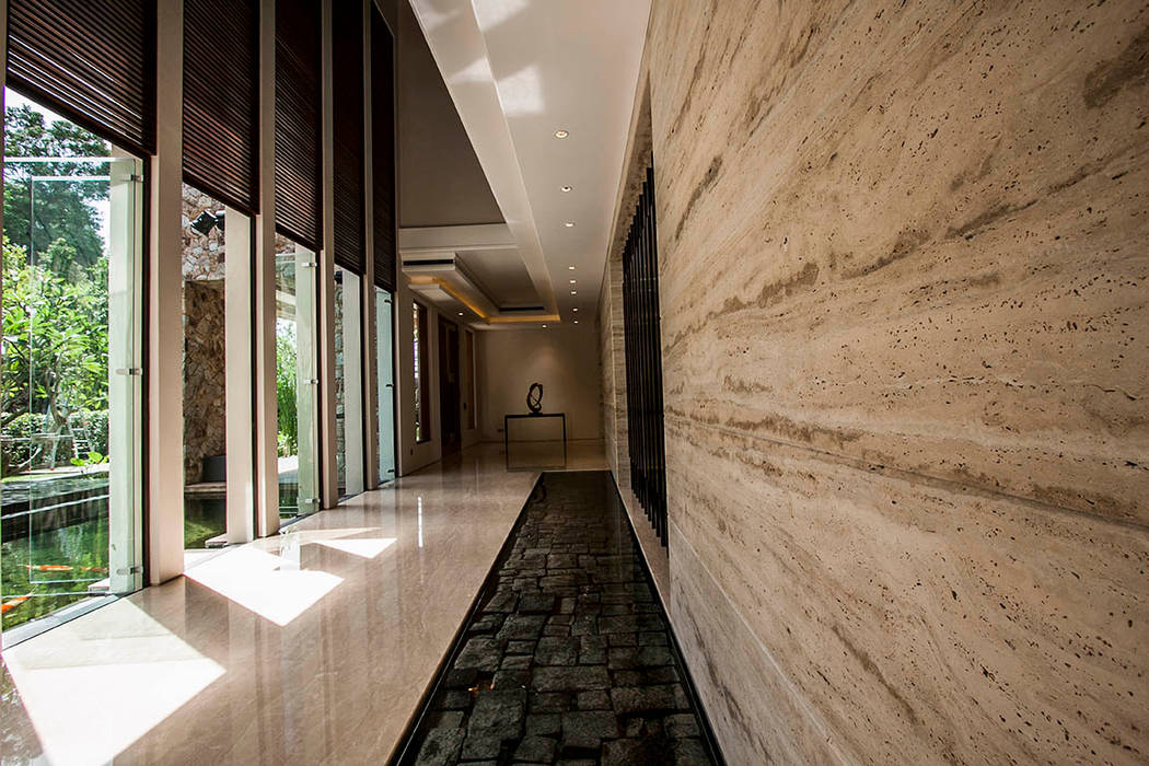 Hallway with water feature MJ Kanny Architect 熱帶式走廊，走廊和樓梯