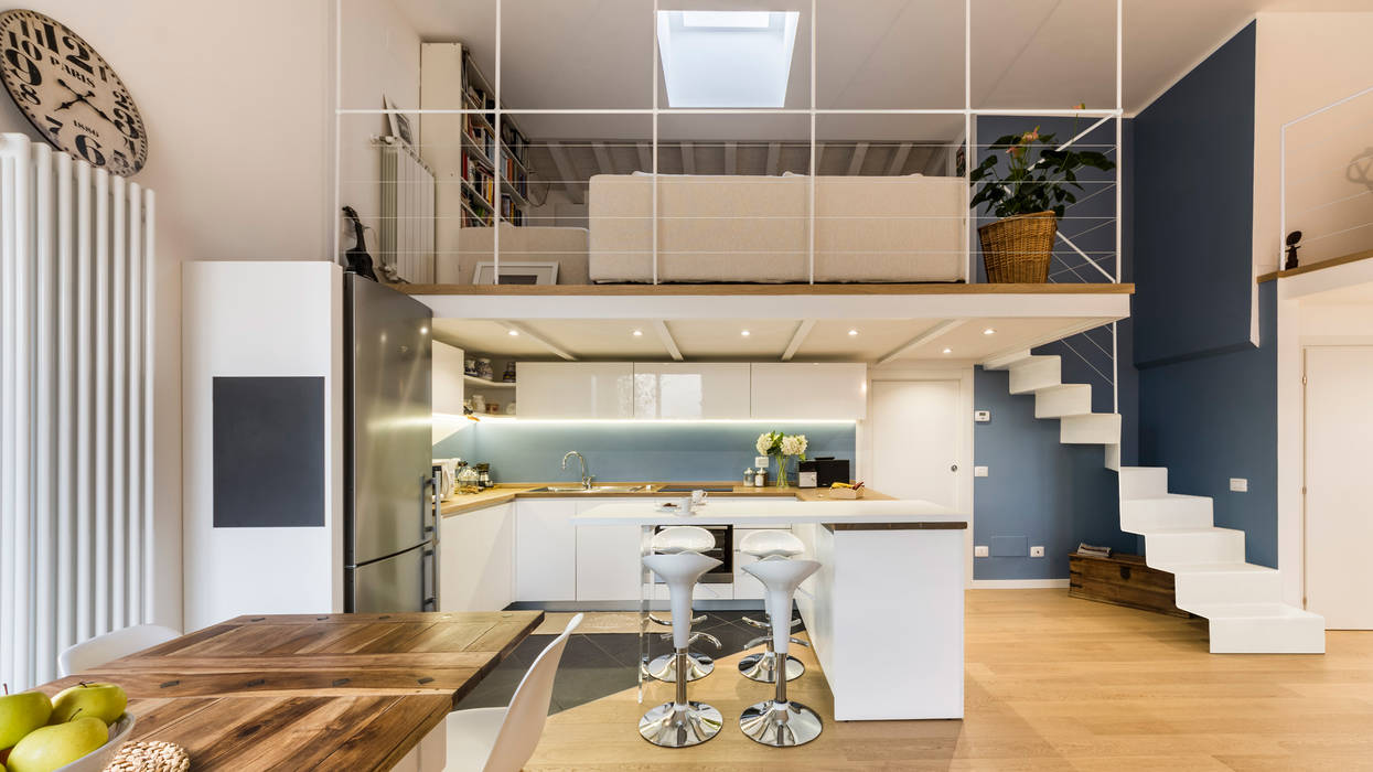 Un luminoso attico d'atmosfera Annalisa Carli Cucina in stile scandinavo Legno Effetto legno cucina,illuminazione cucina,sedie cucina,soppalco,isola della cucina