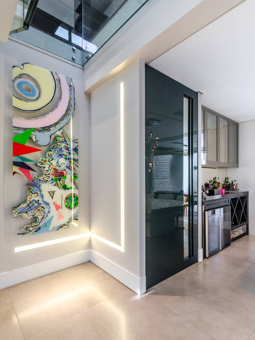 Porta de acesso à cozinha okha arquitetura e design Salas de jantar modernas Vidro