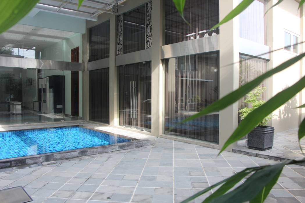 Rumah Tinggal Mewah di Semarang, Paulus Adi Budianto Paulus Adi Budianto Piscinas de estilo minimalista