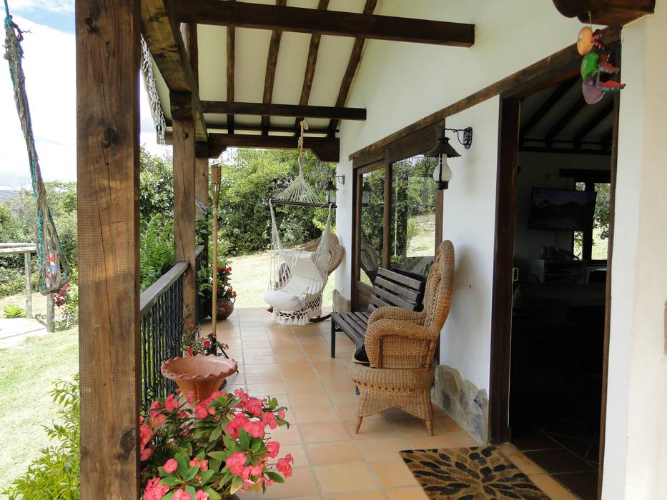 Casa De Campo El Cucharal, Pro Escala Arquitectos SAS Pro Escala Arquitectos SAS Classic style corridor, hallway and stairs