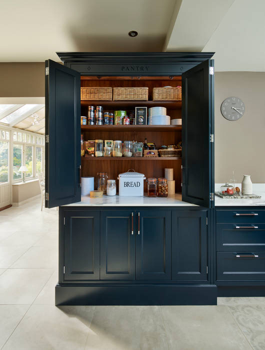 Audley | Georgian Country House , Davonport Davonport Cocinas a medida pantry,bespoke pantry,larder,kitchen storage,kitchen pantry,bespoke kitchen,bespoke cabinets