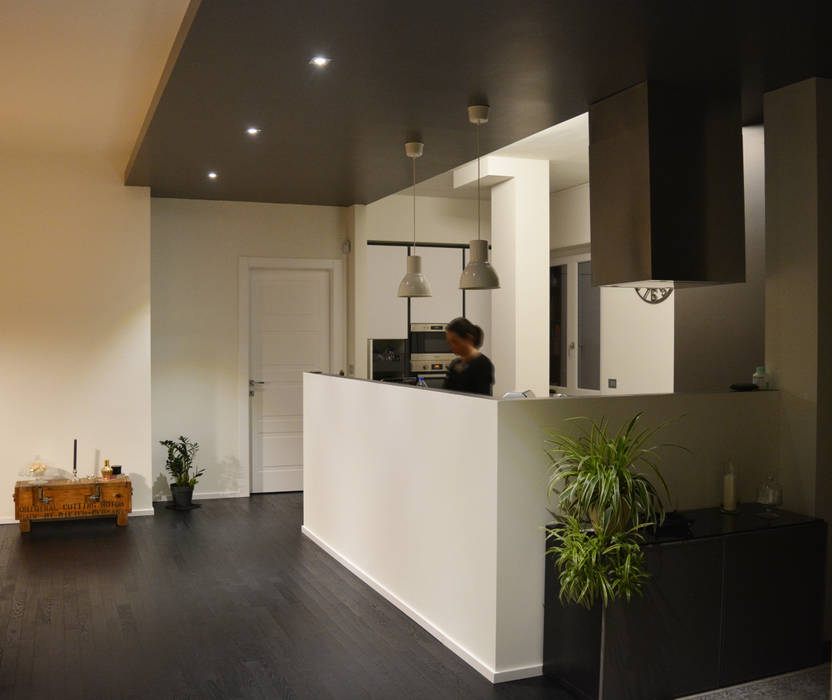 Attico luminoso: Un appartamento che colpisce per il generoso terrazzo e per l' ampia vetrata, Alessandro Jurcovich Architetto Alessandro Jurcovich Architetto Cucina attrezzata cartongesso,controsffito,illuminazione,led,illuminazione led