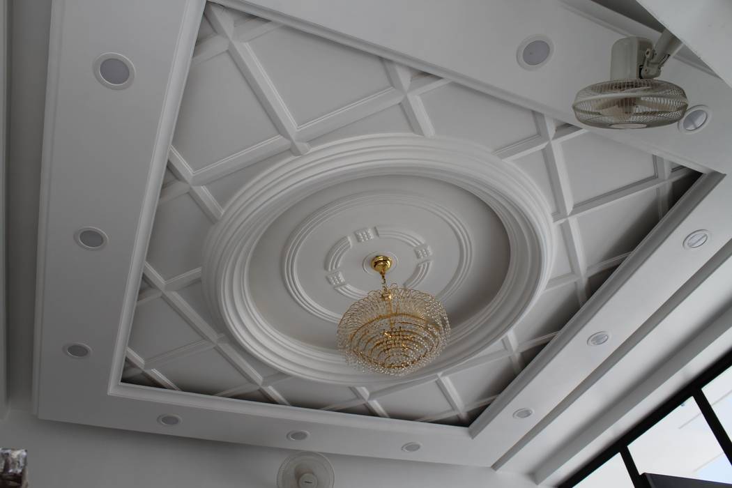 Garg Residence, KHOWAL ARCHITECTS + PLANNERS KHOWAL ARCHITECTS + PLANNERS Roof Fixture,Line,Circle,Ceiling,Symmetry,Pattern,Molding,Ceiling fixture,Metal,Engineering