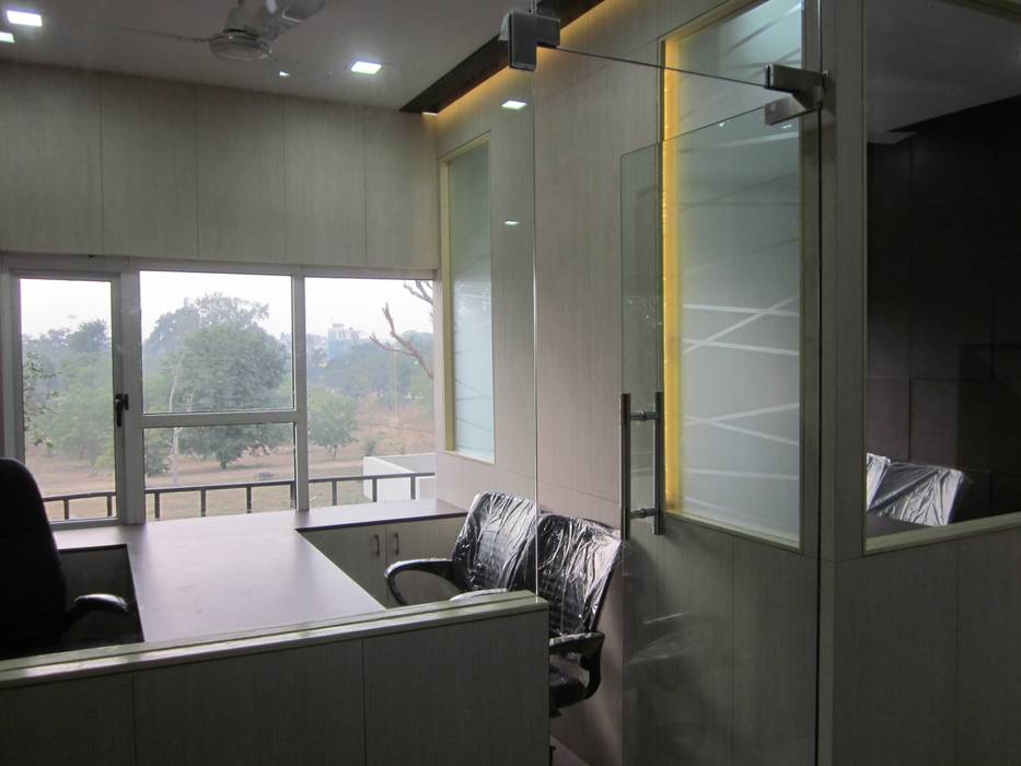 Office Interior- Surbhi Meditech, KHOWAL ARCHITECTS + PLANNERS KHOWAL ARCHITECTS + PLANNERS Modern study/office