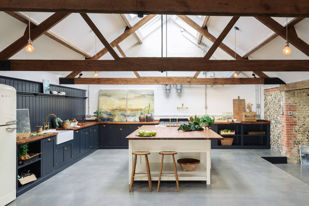 The Cattle Shed Kitchen, North Norfolk deVOL Kitchens مطبخ خشب Wood effect barn conversion,shaker,kitchen island,country,renovation,polished concrete