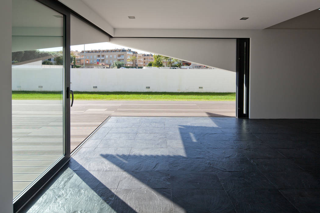 Casa em Miramar, e|348 arquitectura e|348 arquitectura Minimal style window and door