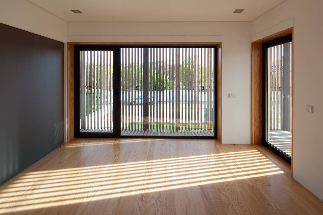 Casa em Miramar, e|348 arquitectura e|348 arquitectura Puertas y ventanas minimalistas