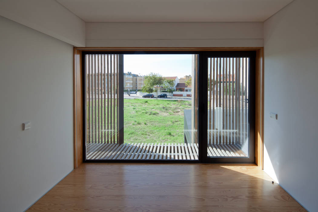 Casa em Miramar, e|348 arquitectura e|348 arquitectura Janelas e portas minimalistas