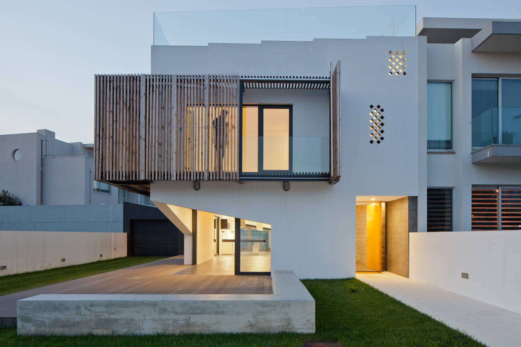 Casa em Miramar, e|348 arquitectura e|348 arquitectura Minimalist windows & doors