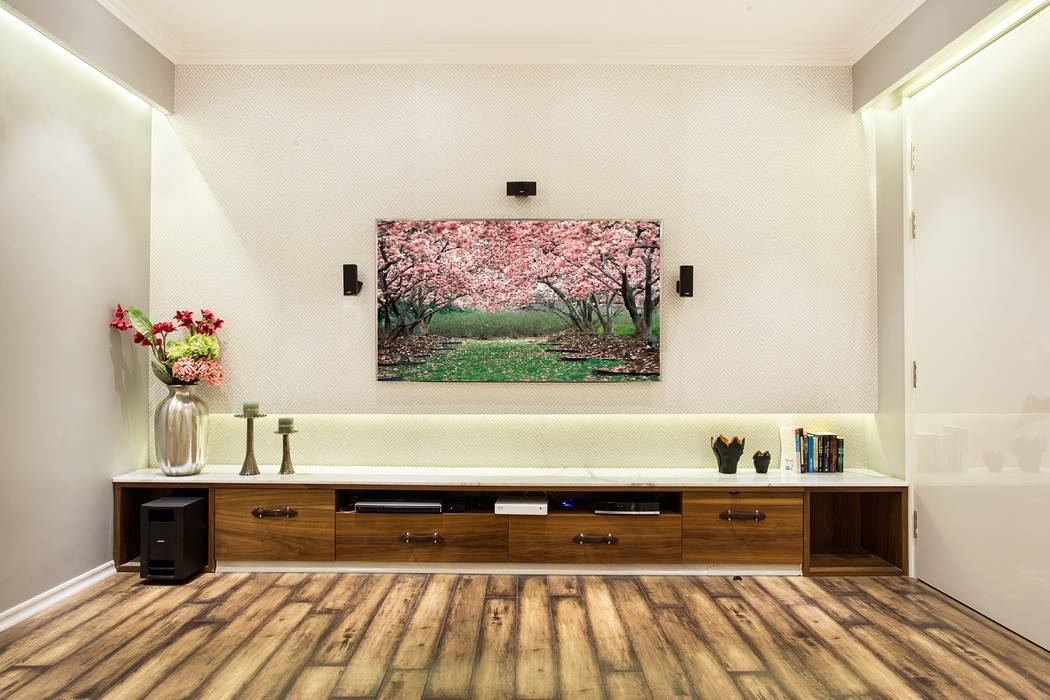 CHATTARPUR FARM HOUSE, NEW DELHI homify Eclectic style media room Wood Wood effect wall painting,wood column,wood flooring,wooden cabinet,flower vase,candle stand,warm colours