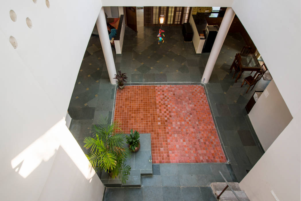 THE COURTYARD HOUSE, CARTWHEEL CARTWHEEL Modern corridor, hallway & stairs