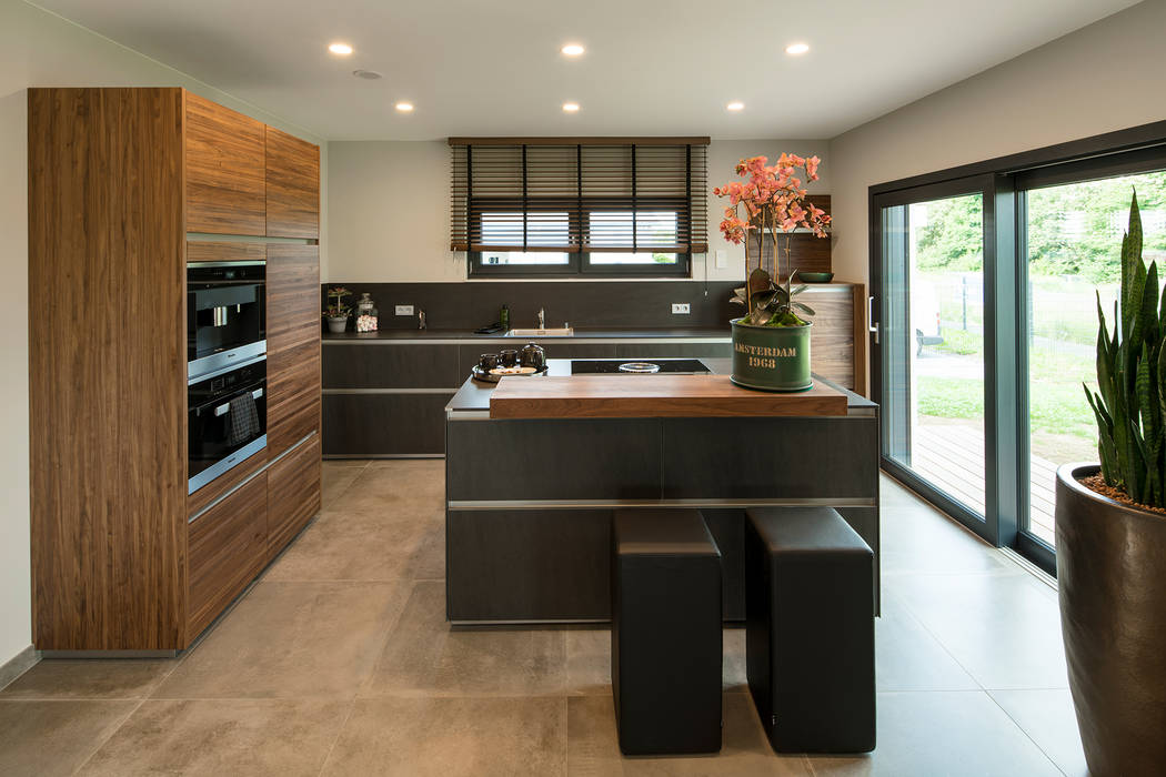 Maxim – eine graue küche mit holzelementen abgesetzt moderne küchen von
