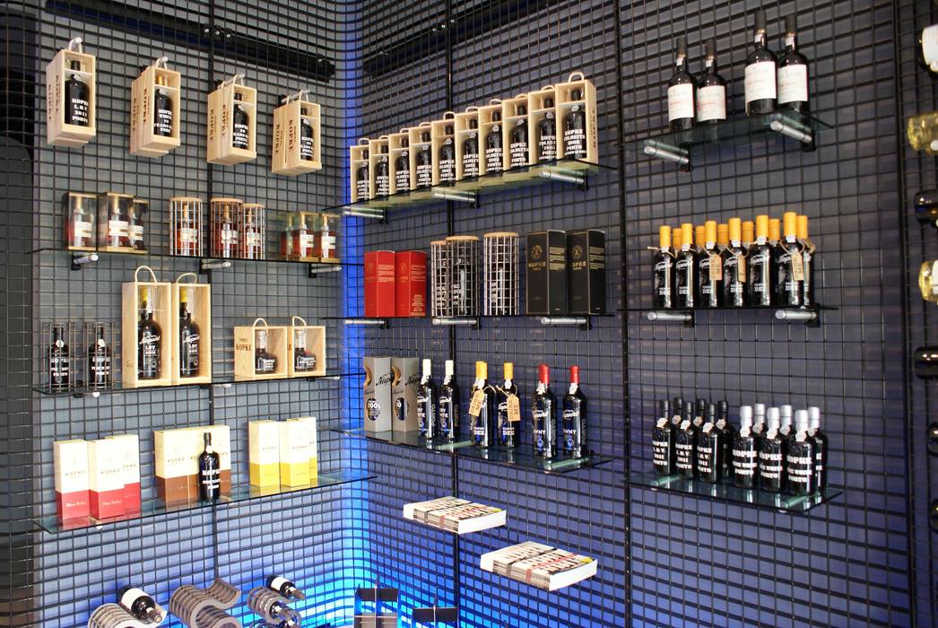 Personalized Wine Rack by Cobermaster Concept Cobermaster Concept Ruang Penyimpanan Wine/Anggur Modern Besi/Baja