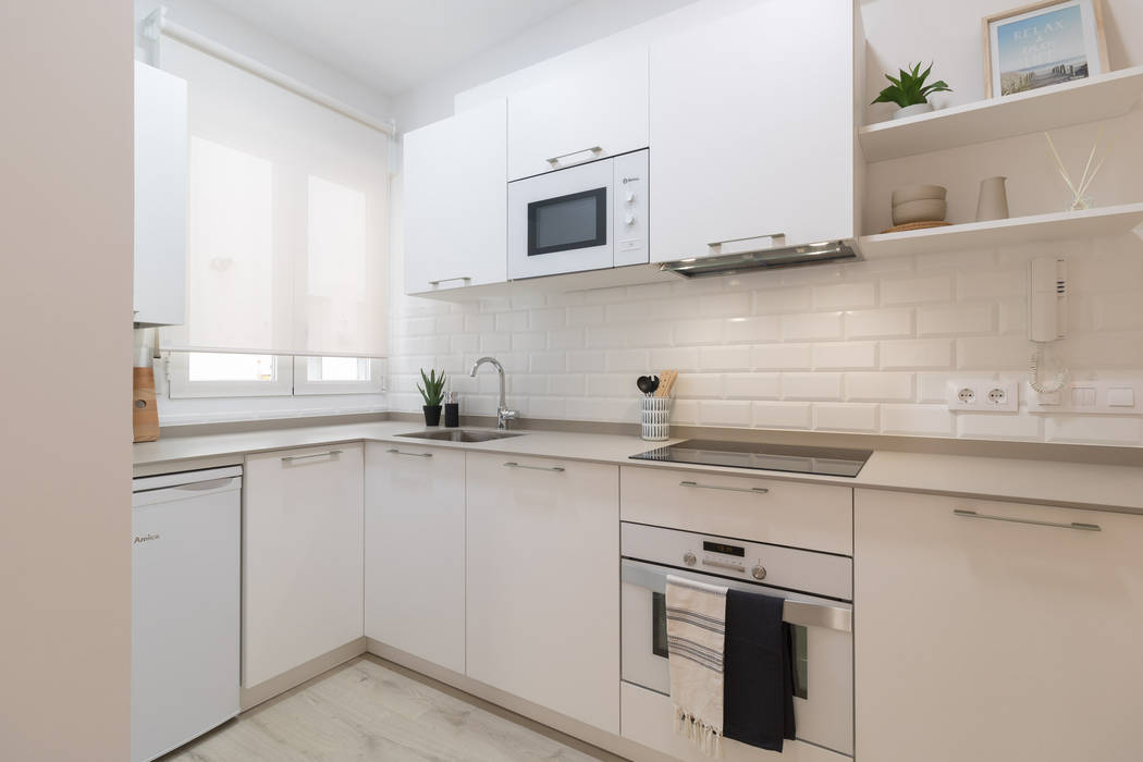 Reforma y decoración de piso para alquiler turístico, Become a Home Become a Home Built-in kitchens