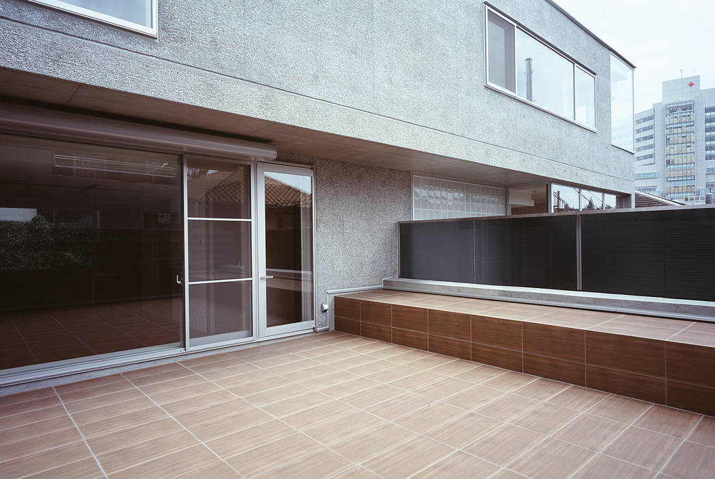 HIROO FLAT 裏手の広大な森を借景とした住まい, JWA，Jun Watanabe & Associates JWA，Jun Watanabe & Associates Modern balcony, veranda & terrace