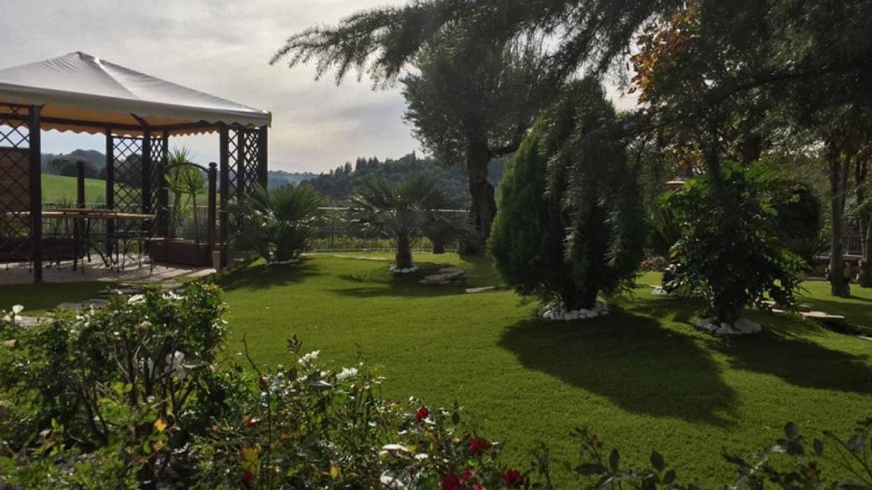 Restyling giardino privato in erba sintetica, PratoSempreVerde PratoSempreVerde Giardino in stile rustico