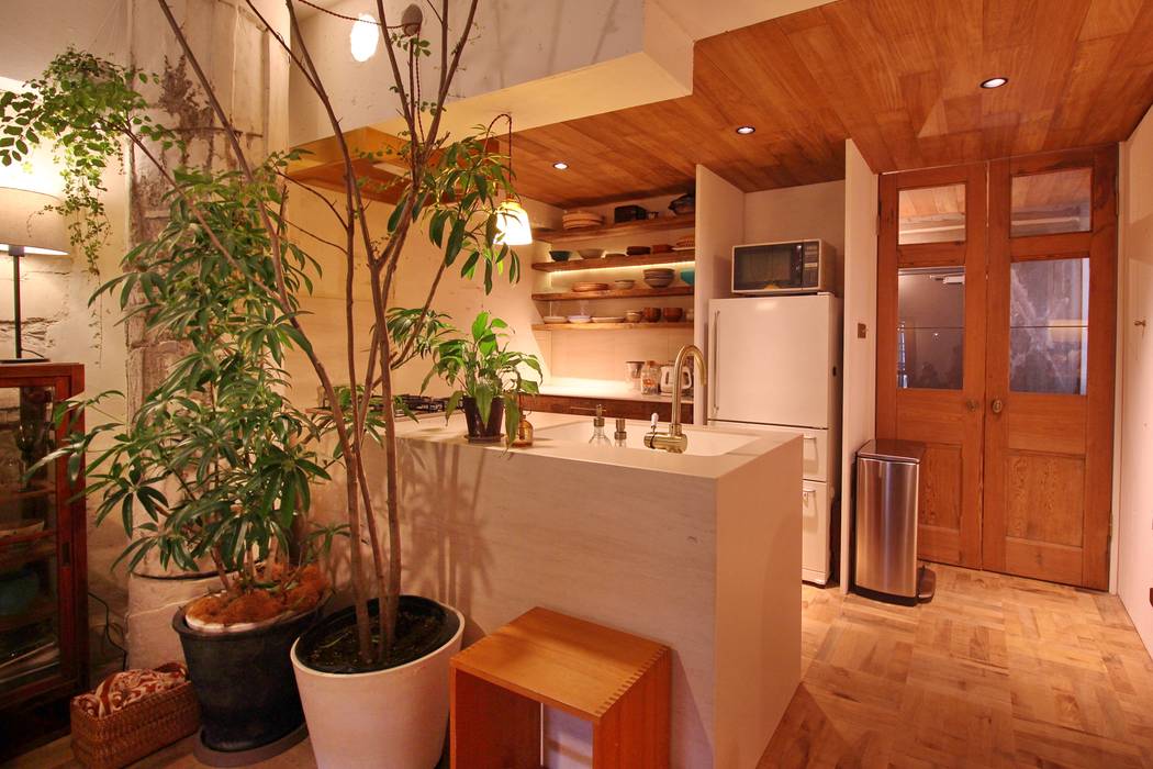 Apartment in tamagawa, Mimasis Design／ミメイシス デザイン Mimasis Design／ミメイシス デザイン ラスティックデザインの キッチン 大理石