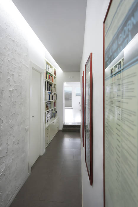 Casa-Cannocchiale, MAMESTUDIO MAMESTUDIO Ingresso, Corridoio & Scale in stile minimalista