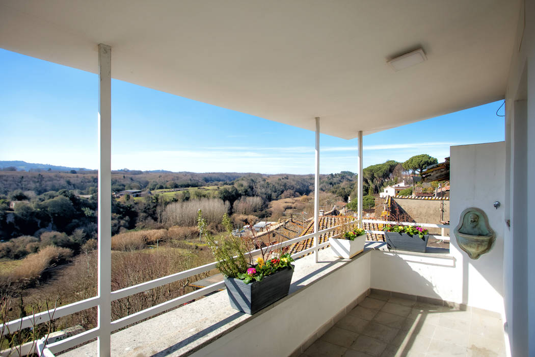 Casa-Cannocchiale, MAMESTUDIO MAMESTUDIO Minimalistyczny balkon, taras i weranda