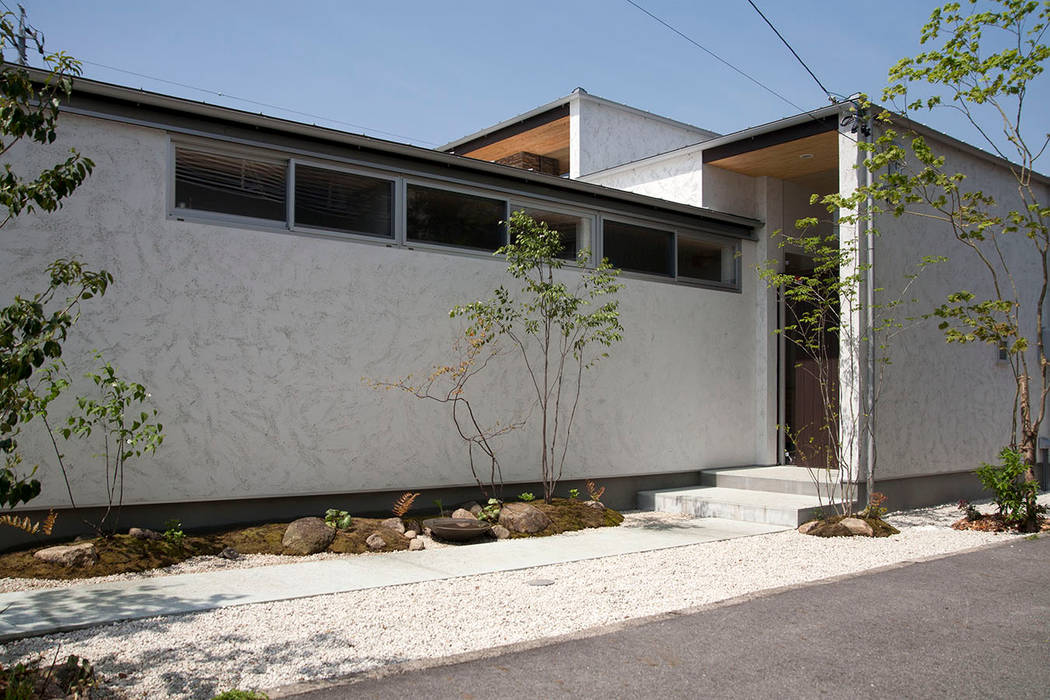 玄関アプローチ kisetsu 北欧スタイルの 玄関&amp;廊下&amp;階段 homify
