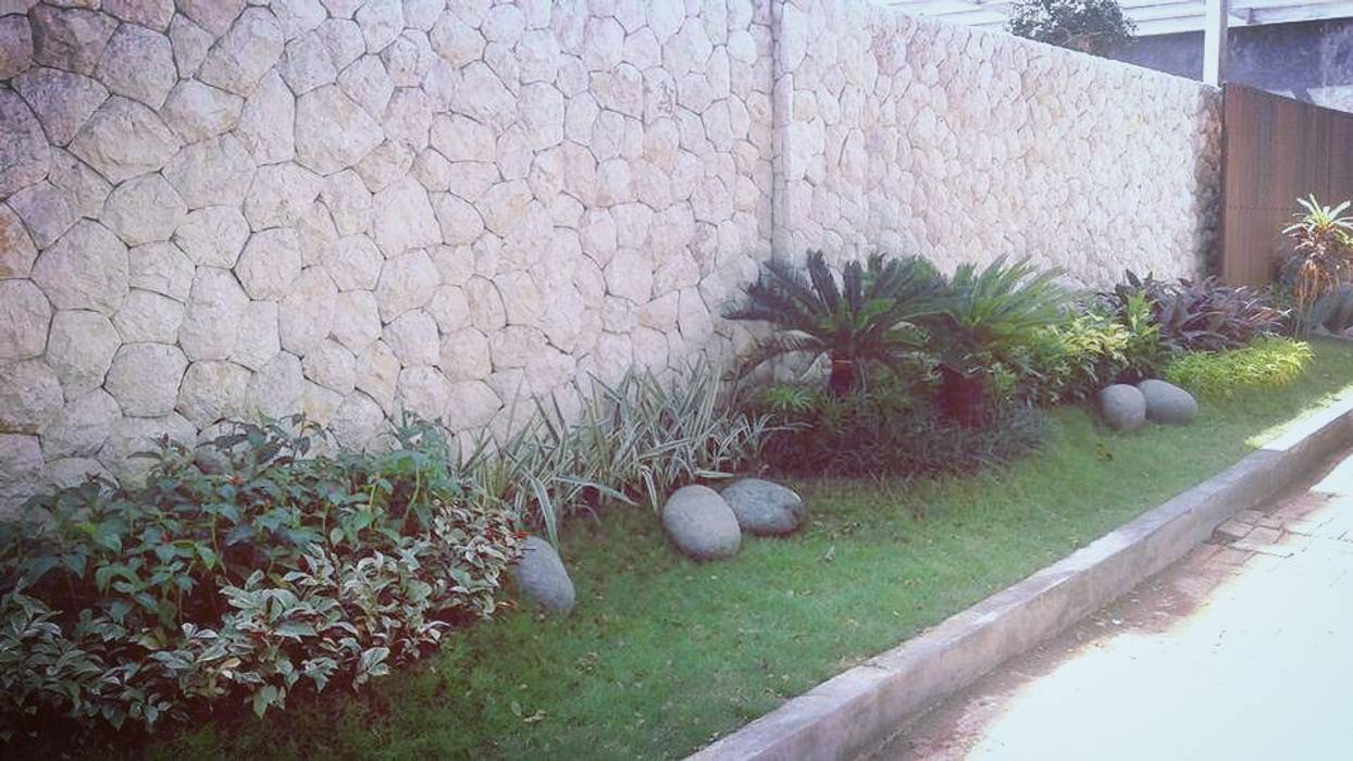 Tukang taman Surabaya -proyek Rumah tinggal, Tukang Taman Surabaya - Tianggadha-art Tukang Taman Surabaya - Tianggadha-art Jardines minimalistas Piedra