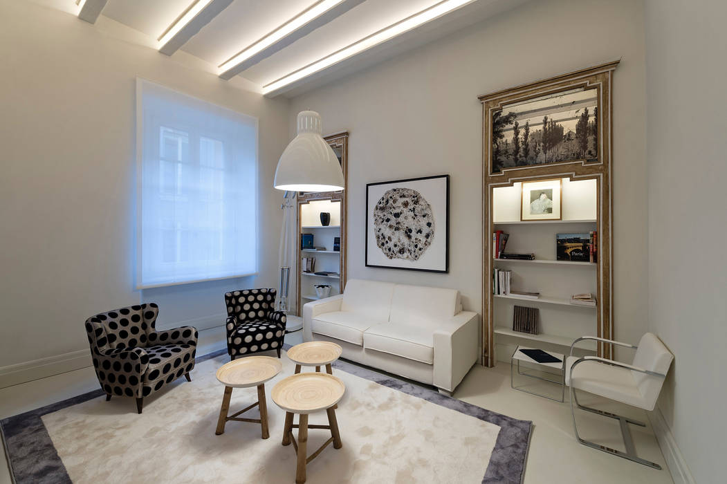 White apartment in Brera, Vemworks llc Vemworks llc Вітальня