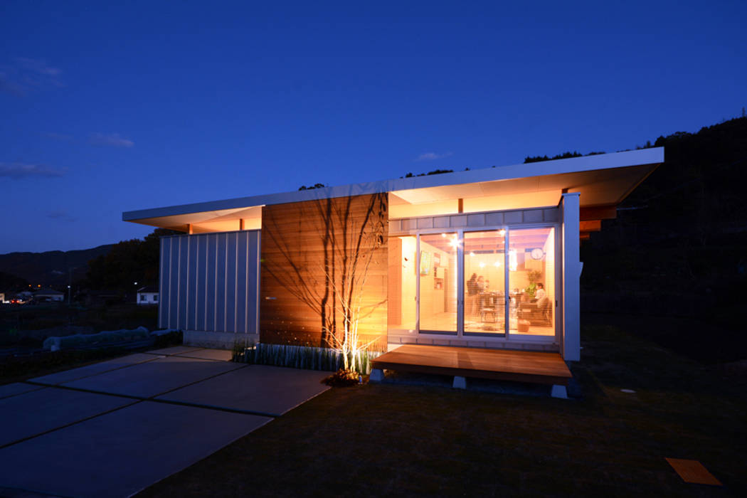 Night view 土居建築工房 Wooden houses Solid Wood Multicolored House One Story House appearance Porch