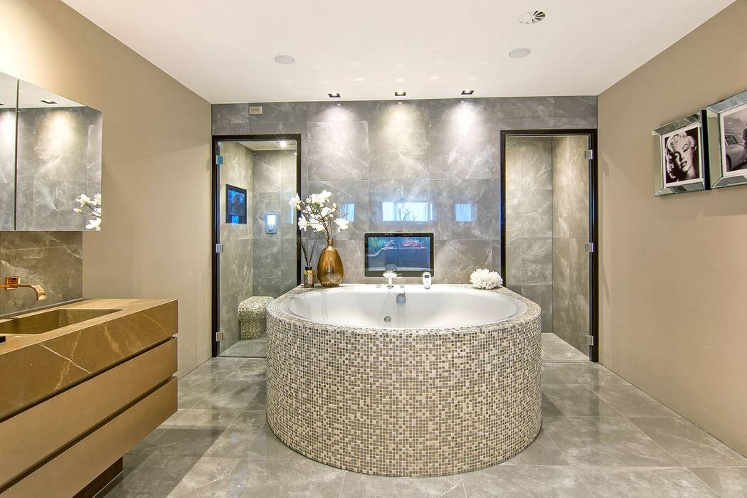 Cleopatra bubbelbad met stoombad aan de achterkant: moderne badkamer ... Cleopatra bubbelbad met stoombad aan de achterkant: moderne badkamer ...