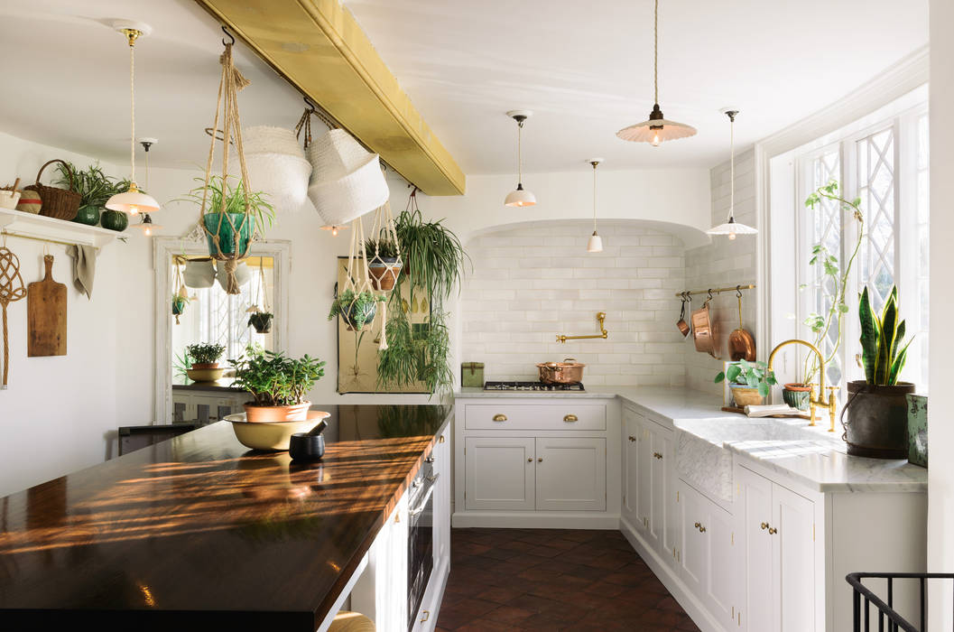 The Mill House Kitchen by deVOL, deVOL Kitchens deVOL Kitchens Nhà bếp phong cách Địa Trung Hải Than củi Multicolored