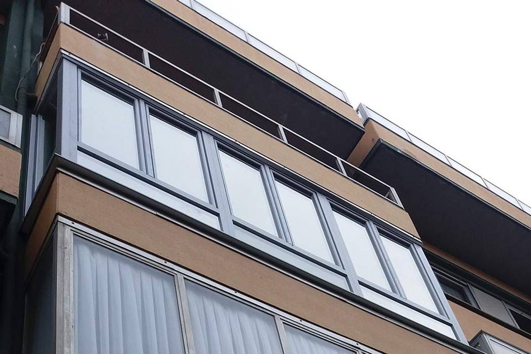 Cerramiento de balcón en PVC con acabado metálico, Soluvent Window Solutions Soluvent Window Solutions Terrace house Plastic