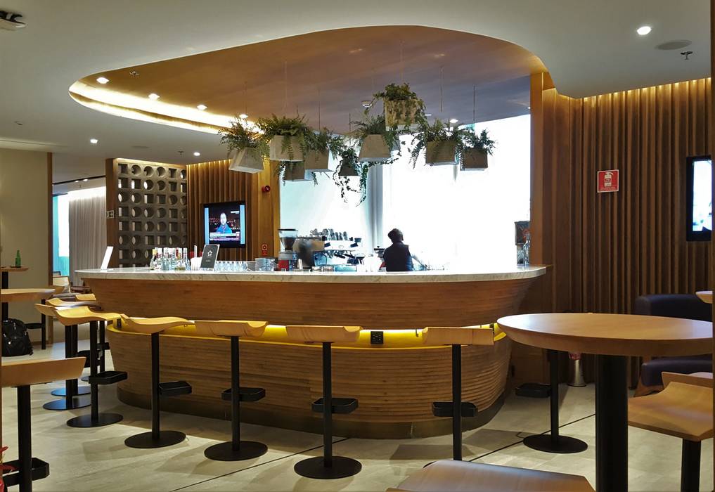 Design Nationalization Consulting and Project Management for International Lounge Design, TC Arquitetura por Tereza Costa TC Arquitetura por Tereza Costa Commercial spaces Solid Wood Multicolored Bars & clubs