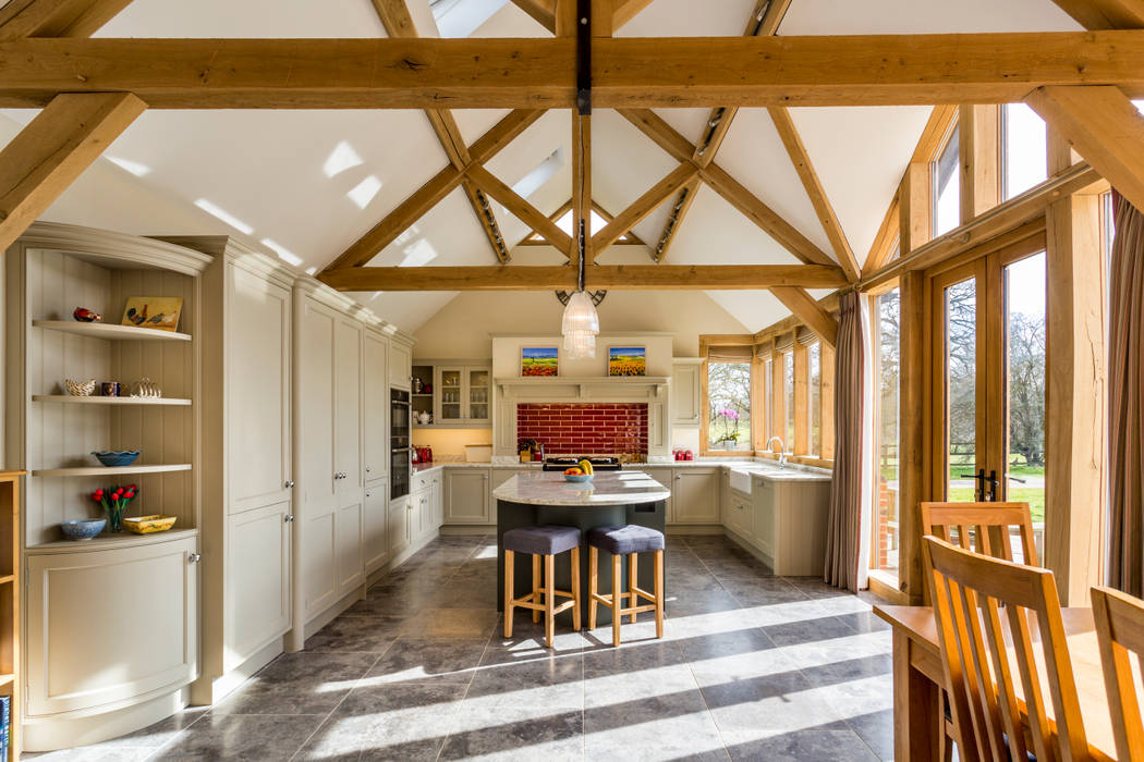 Spacious kitchen in Hertfordshire John Ladbury and Company مطبخ ذو قطع مدمجة خشب Wood effect Barn conversion,exposed beams,tield floor