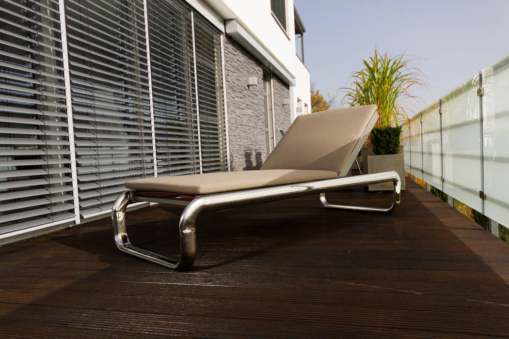 LUXUS-Liege H2K, hake konzept hake konzept Modern style balcony, porch & terrace Furniture