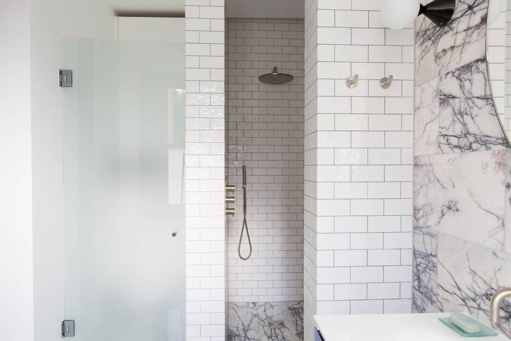 London townhouse - Nordic styling My-Studio Ltd Baños de estilo minimalista Azulejos