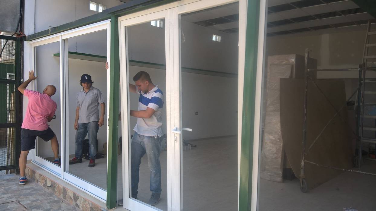 Instalando la Puerta de aluminio CONSTRU/ARQ: Construya Ud.una Arquitectura de manera PLANIFICADA, INTELIGENTE Y SEGURA Espacios comerciales Oficinas y Tiendas