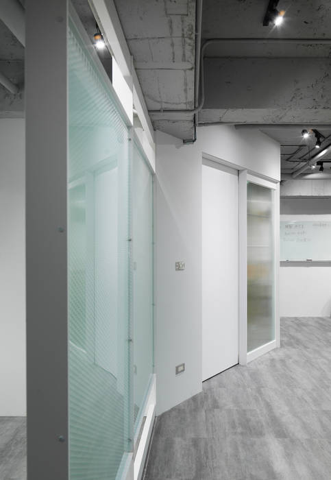 經緯整合行銷辦公室, 湜湜空間設計 湜湜空間設計 Commercial spaces Glass Offices & stores