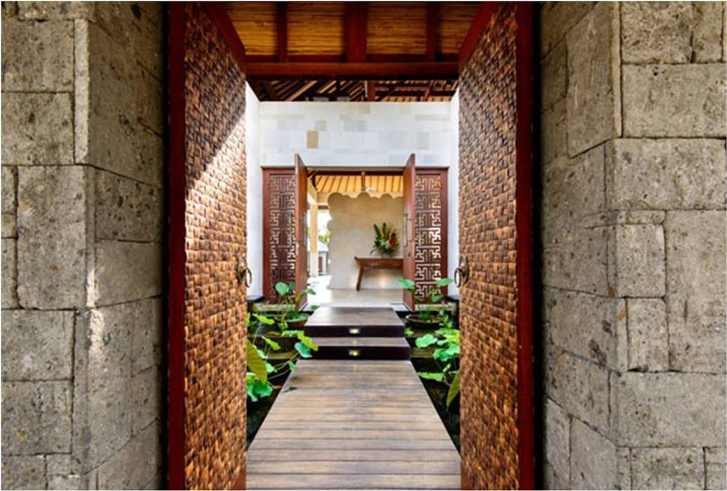 Villa Saya - Gate Main Entrance HG Architect Koridor & Tangga Gaya Asia