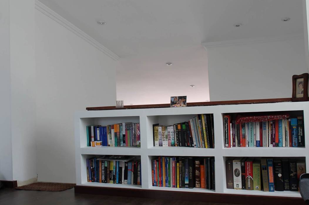 Librero ATELIER HABITAR Estudios y despachos de estilo moderno