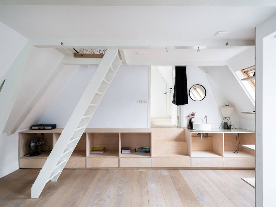 Huis Jordaan - Derde verdieping verbinding tussen twee niveaus homify Moderne slaapkamers Hout,Vloeren,Interieur ontwerp,Vloer,hardhout,Houtbeits,Laminaatvloer,Hal,rekken,Woonkamer