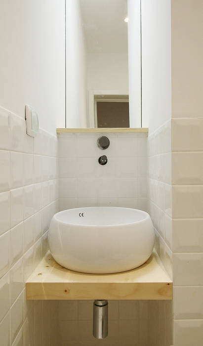 Pequeno apartamento no coração de Lisboa, Homestories Homestories Salle de bain scandinave