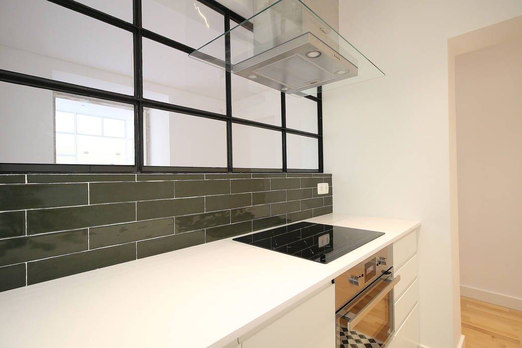 Pequeno apartamento no coração de Lisboa, Homestories Homestories Cozinhas escandinavas Estilo nordico,Estilo escandinavo,Moveis de cozinha,cozinha,verde,branco,janela,divisoria em vidro,bancada,exaustor,cozinhar