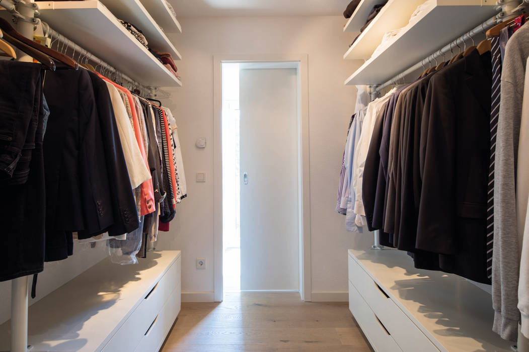 homify Modern dressing room